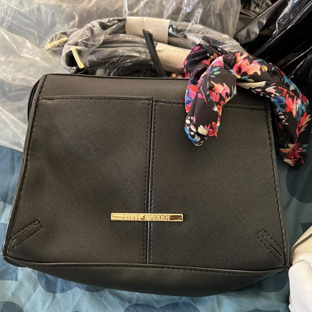 NWT 🖤 Black crossbody handbag by Steve Madden Breese w printed scarf